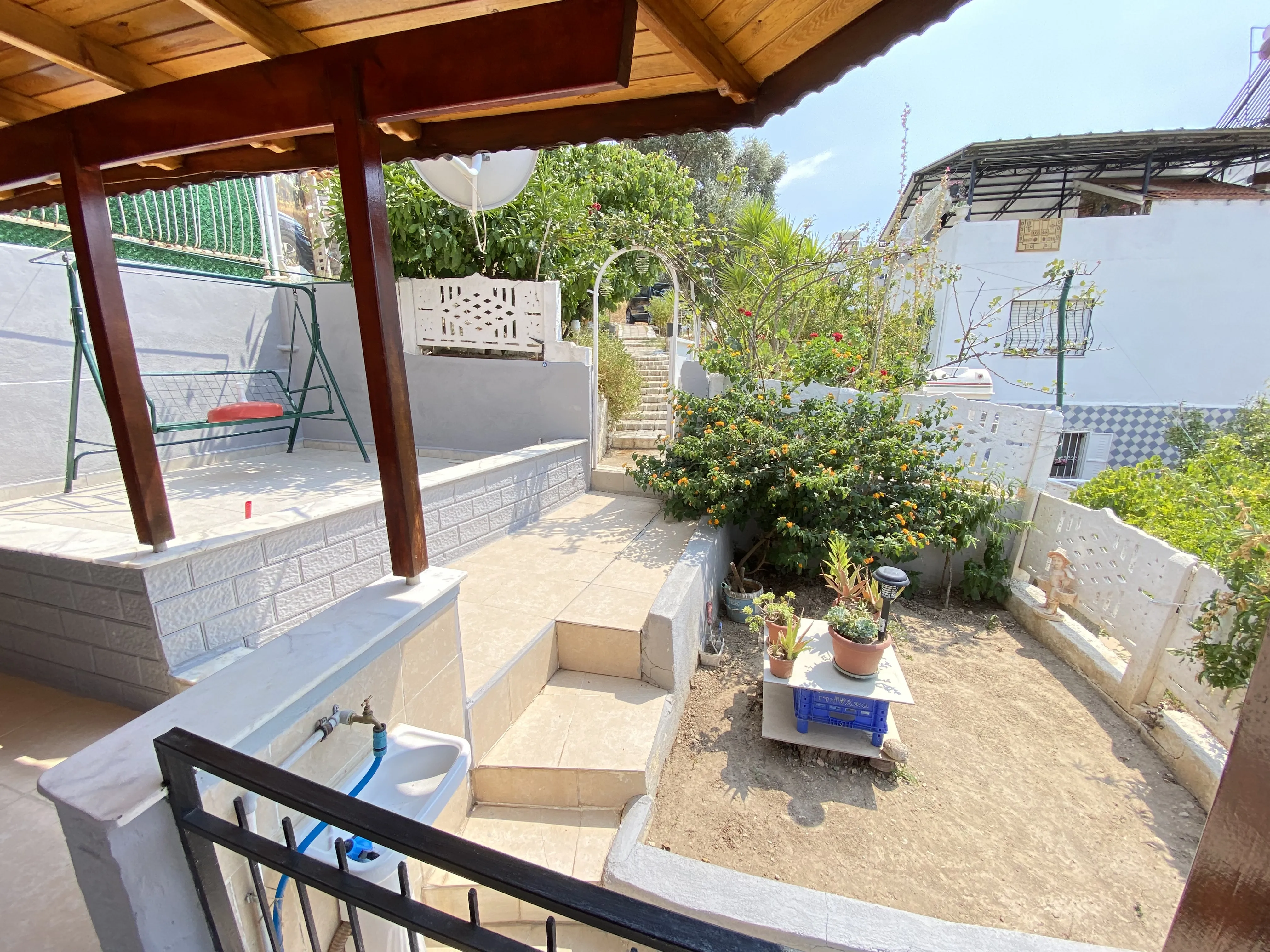 Seferihisar Mersin Alanı’nda Denize 100M, Masrafsız Bahçeli Tadında Zemin Kat Satılık 1+1