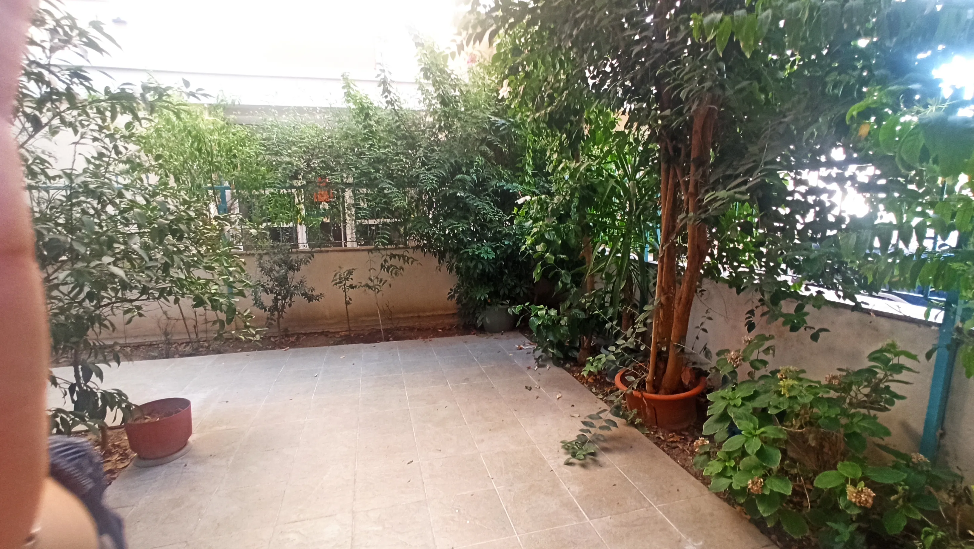 KARŞIYAKA'DA 2+1+BAHÇE KULLANIMLI YÜKSEK ZEMİN DAİRE